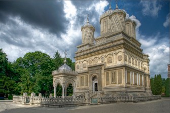 Curtea de Arges Monastery: the legend of the pregnant woman trapped inside the walls and the death of master Manole who tried to fly with wooden wings